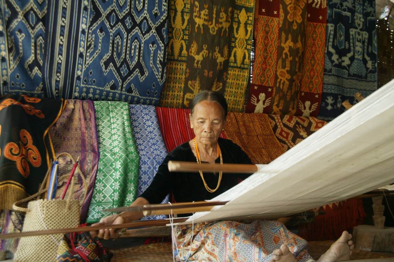 Belajar Membuat Kain Tenun Sekomandi di Toraja Barat